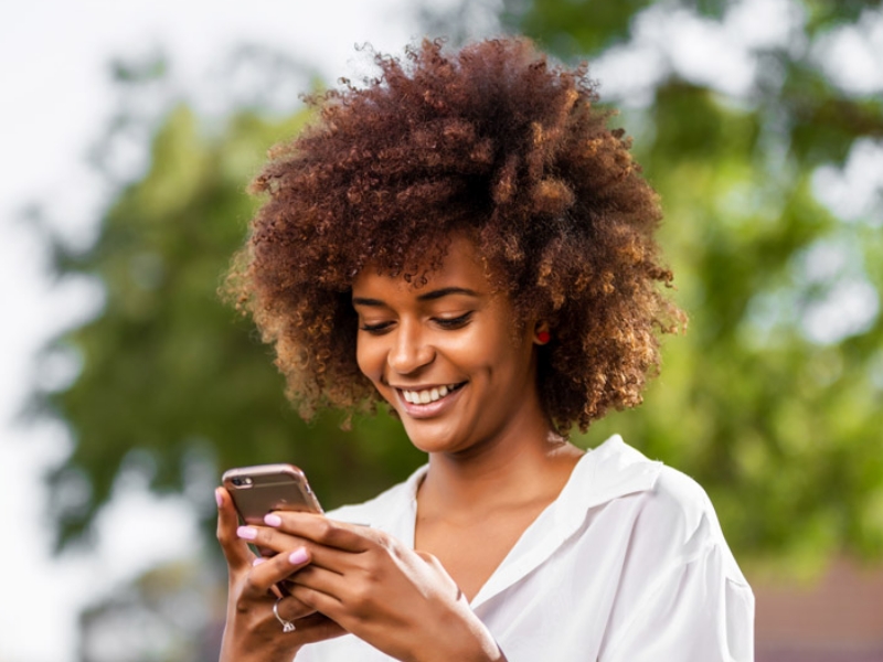 Une femme consulte son smartphone