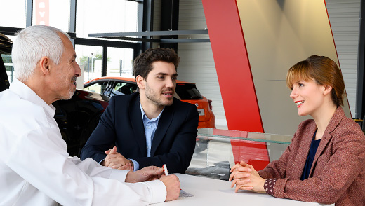 Des clients discutent avec un concessionnaire Nissan