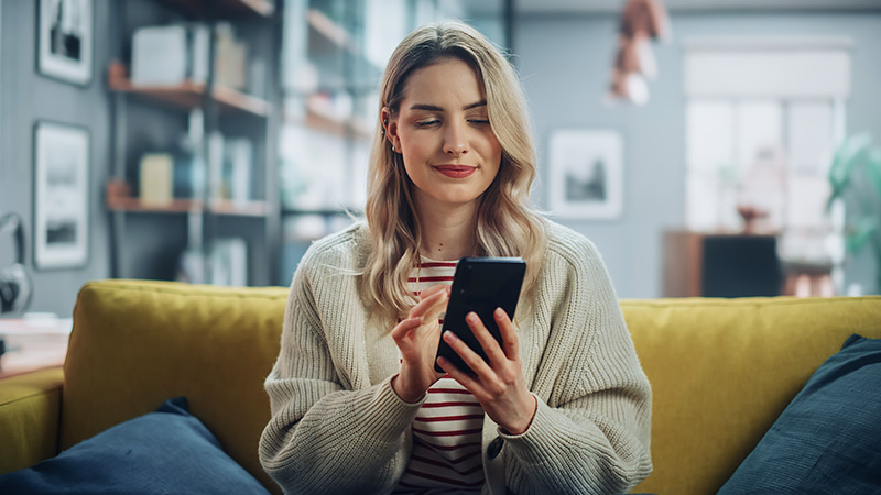 Une cliente utilise son téléphone mobile